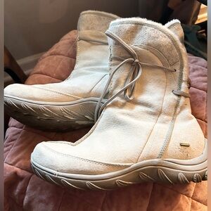 Patagonia Lugano POLARTEC PrimaLoft Insulated Suede Boots for Women size 9